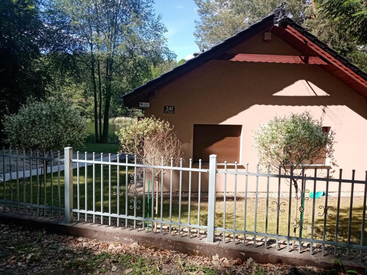 Urokliwy Domek Nad Brzegiem Jeziora Lubiatów Exterior foto